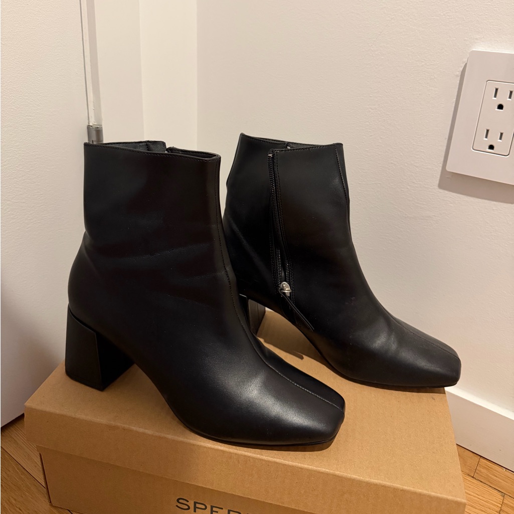 Alohas “S Vegan” Women's Black Square-Toe Ankle Booties With Block Heel